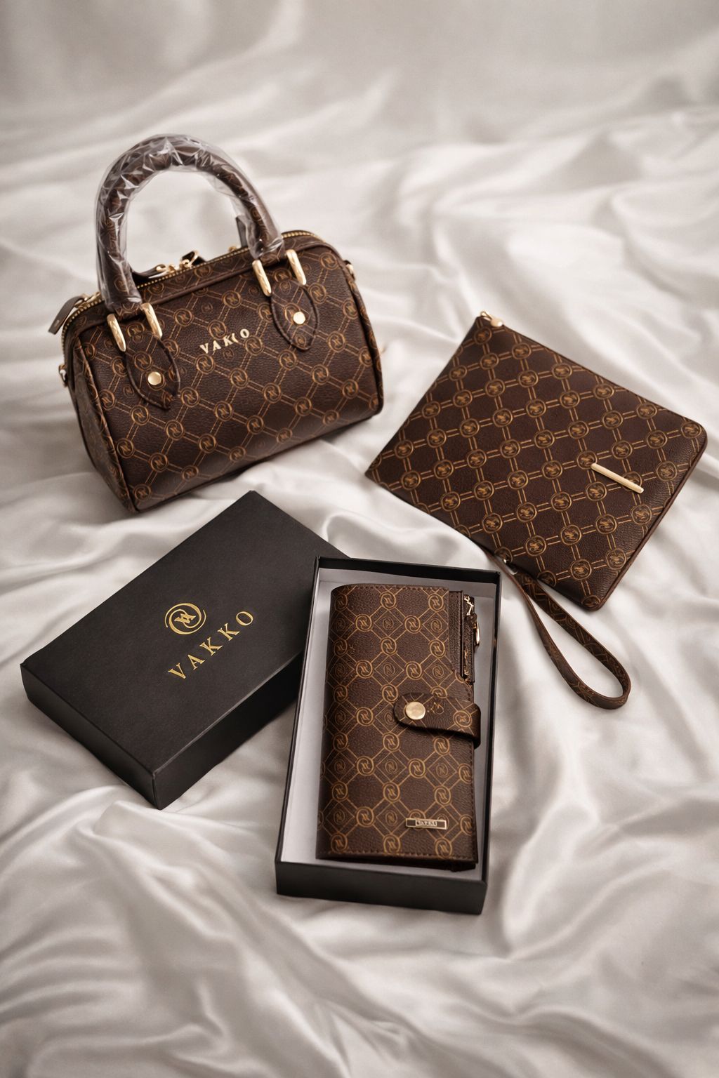 VAKKO Kahve Monogram 3’lü Şık Set (Çanta – Cüzdan – El Çantası)